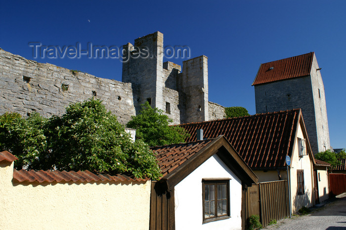 gotland87: Gotland - Visby: along Murgatan, houses, wall and tower  - photo by A.Ferrari - (c) Travel-Images.com - Stock Photography agency - Image Bank