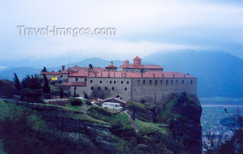 greece118: Greece - Meteora (Thessalia):  Moni Agiou Stafanou - cliff-hanger (photo by Miguel Torres) - (c) Travel-Images.com - Stock Photography agency - Image Bank