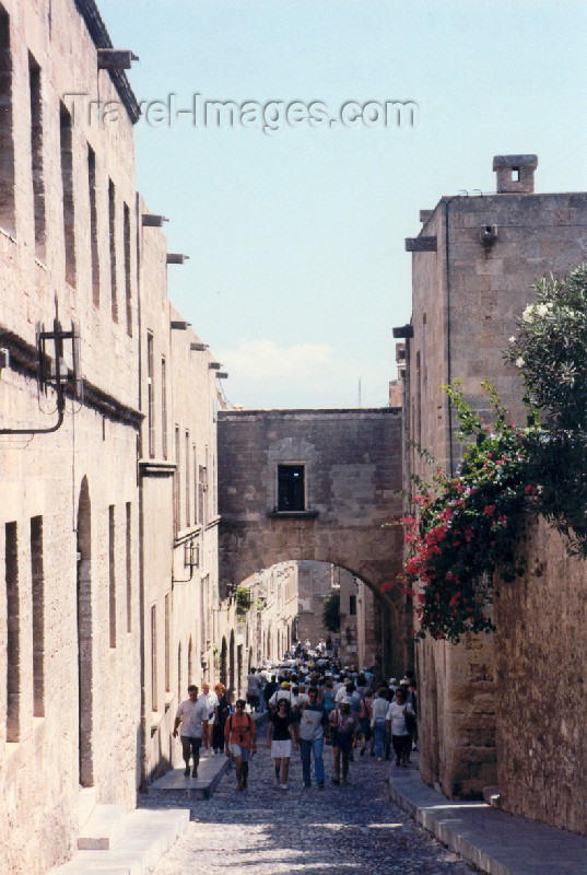 greece87: Greek islands - Rhodes / Rhodos / Rodos / Rodes - Rhodes town / RHO: walking in the shade - Unesco world heritage site (photo by Aurora Baptista) - (c) Travel-Images.com - Stock Photography agency - Image Bank