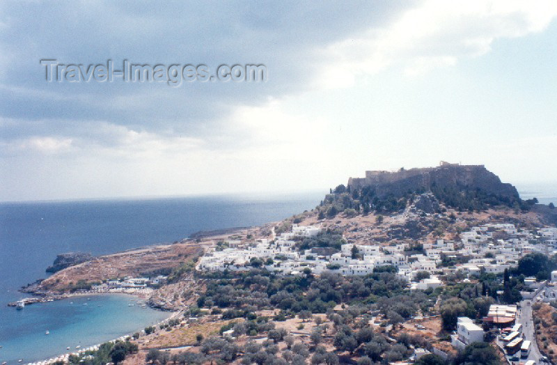 greece88: Greek islands - Rhodes - Lindos: the town and the Aegean sea (photo by Aurora Baptista) - (c) Travel-Images.com - Stock Photography agency - Image Bank