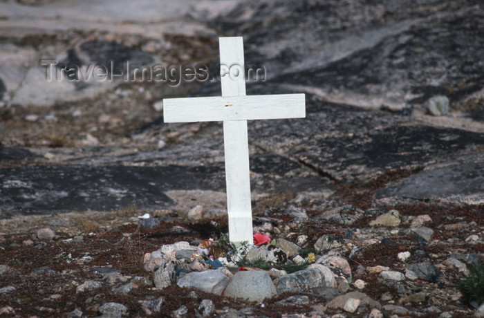 greenland27: Greenland - Ilulissat / Jakobshavn - cemetery - lonely grave with simple white woodcross of an unknown person - photo by W.Allgower - (c) Travel-Images.com - Stock Photography agency - Image Bank