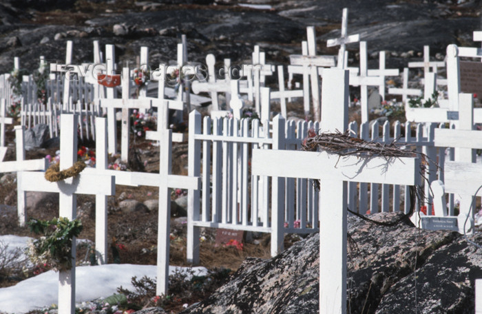 greenland30: Greenland - Ilulissat / Jakobshavn - cemetery with simple wood crosses, partly decorated with plastic flowers - photo by W.Allgower - (c) Travel-Images.com - Stock Photography agency - Image Bank