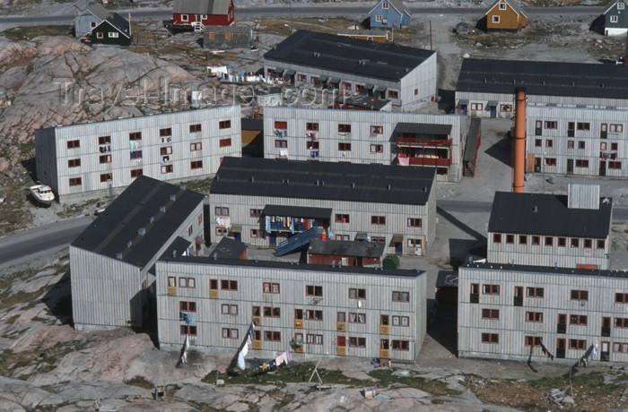 greenland47: Greenland - Ilulissat / Jakobshavn (West Greenland / Kitaa / Vestgroland) - blocksof modern flats - photo by W.Allgower - (c) Travel-Images.com - Stock Photography agency - Image Bank