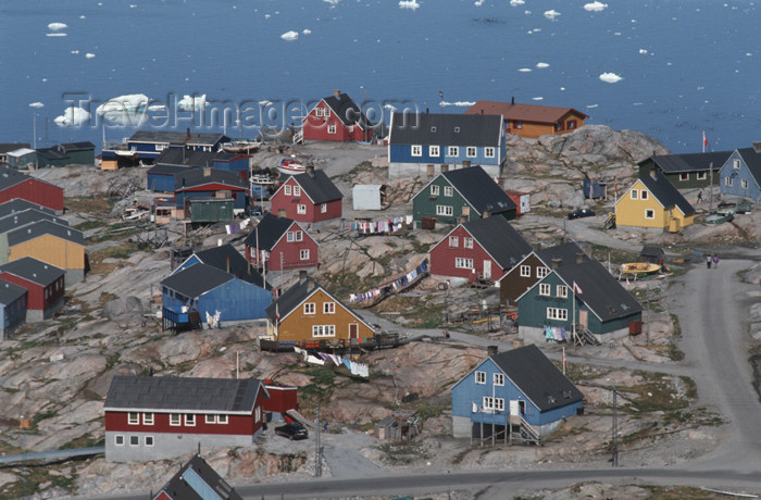 greenland51: Greenland - Ilulissat / Jakobshavn - multicolored timberbuildings - in the background the Disko bay - photo by W.Allgower - (c) Travel-Images.com - Stock Photography agency - Image Bank