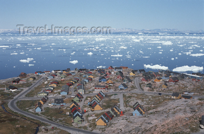 greenland52: Greenland - Ilulissat / Jakobshavn - timberbuildings and icebergs in Disko bay - photo by W.Allgower - (c) Travel-Images.com - Stock Photography agency - Image Bank