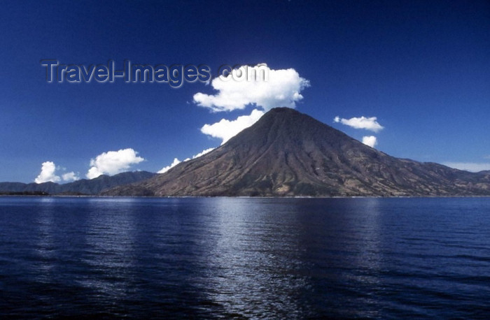 guatemala1: Guatemala - Lake Atitlan (Solola province): seen from Panajachel with the San Pedro volcano (photographer: Mona Sturges) - (c) Travel-Images.com - Stock Photography agency - Image Bank