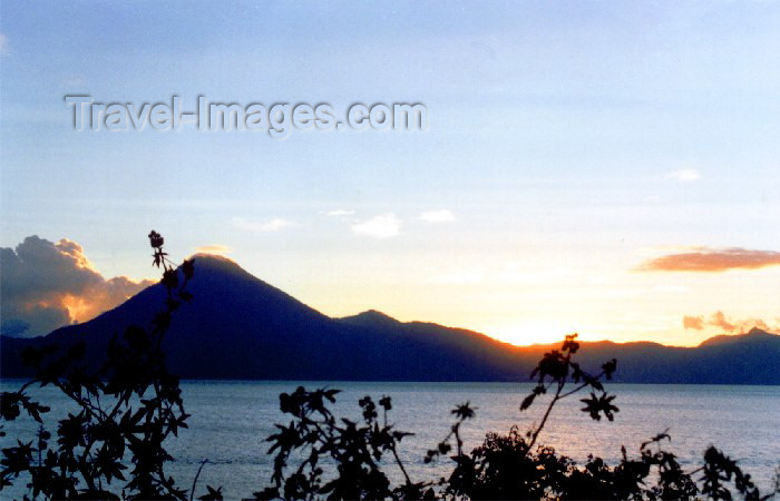 guatemala15: Guatemala - Solola: dawn on lake Atitlan / atardecer en lago Atitlan en Solola (photographer: Hector Roldán) - (c) Travel-Images.com - Stock Photography agency - Image Bank