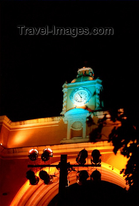 guatemala19: Guatemala - Antigua Guatemala: Santa Catalina arch, connecting two parts of old Convent - nocturnal / Arco de Santa Catalina en Antigua Guatemala - photo by H.Roldán - (c) Travel-Images.com - Stock Photography agency - Image Bank