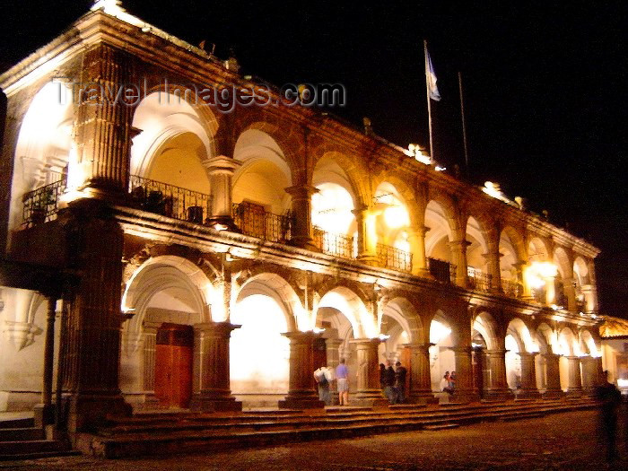 guatemala21: Guatemala - Antigua Guatemala: the Museum of San Carlos University - at night / Fotografia nocturna del Museo de la Universidad de San Carlos en Antigua Guatemala  (photographer: Hector Roldán) - (c) Travel-Images.com - Stock Photography agency - Image Bank