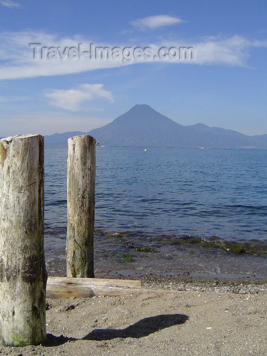 guatemala24: Guatemala - Lake Atitlan: shore and the San Pedro volcano / lago Atitlan (photographer: Hector Roldán) - (c) Travel-Images.com - Stock Photography agency - Image Bank