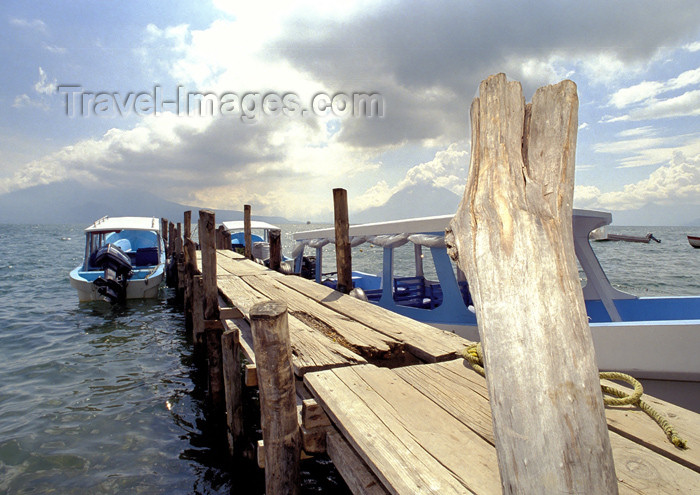 guatemala30: Guatemala - Panajachel - Lago de Atitlán - Sololá department: pier for lake transportation - boats - Lake Atitlán (photo by A.Walkinshaw) - (c) Travel-Images.com - Stock Photography agency - Image Bank