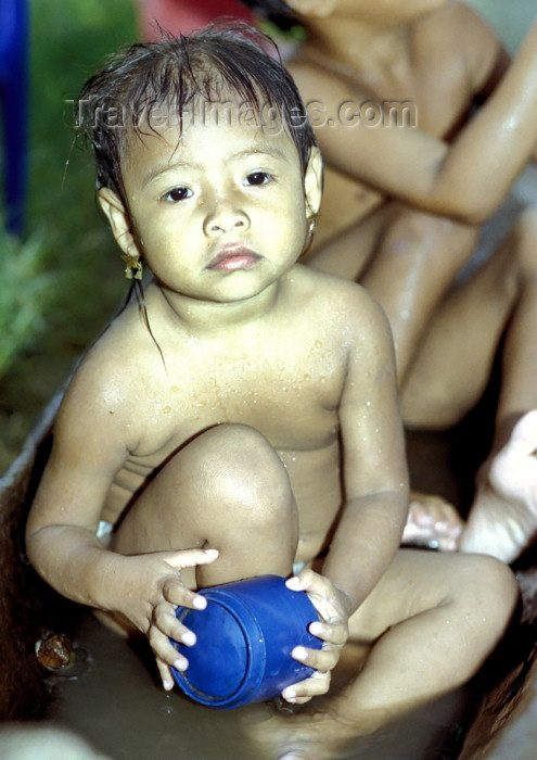 guatemala33: Guatemala - Lago de Atitlán: Tz'utujil (Maya) child with blue cup - baby - bébé (photo by A.Walkinshaw) - (c) Travel-Images.com - Stock Photography agency - Image Bank