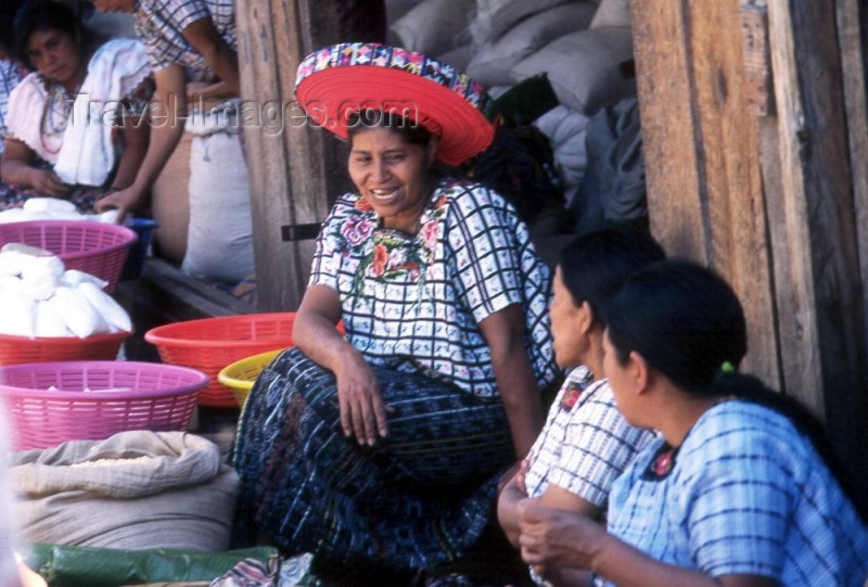 guatemala4: Guatemala - Santiago Atitlan (Solola province): market with woman wearing the traditional halo headdress - as pictured on one of the Guatemalean coins (photographer: Mona Sturges) - (c) Travel-Images.com - Stock Photography agency - Image Bank