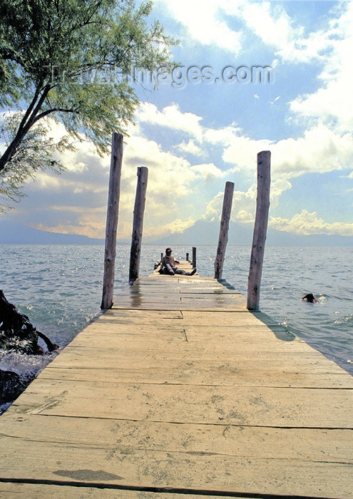 guatemala40: Guatemala - Panajachel - Lago de Atitlán - Sololá department: siesta on the pier - Lake Atitlán (photo by A.Walkinshaw) - (c) Travel-Images.com - Stock Photography agency - Image Bank