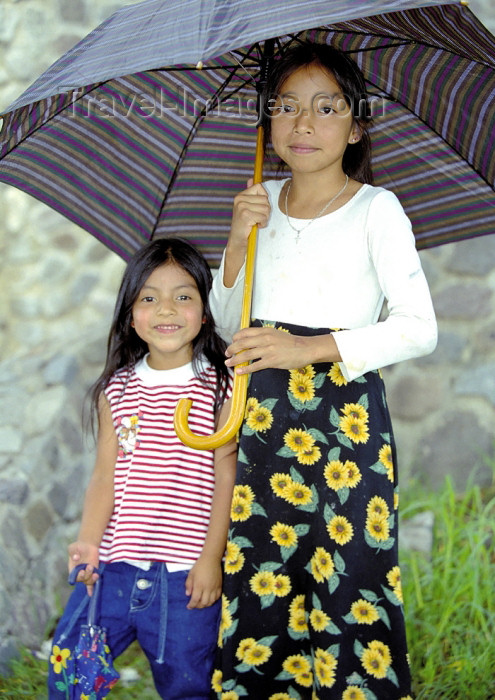 guatemala43: Guatemala - Lago de Atitlán: umbrella sisters (photo by A.Walkinshaw) - (c) Travel-Images.com - Stock Photography agency - Image Bank