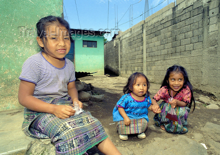 guatemala44: Guatemala - Panajachel - Lago de Atitlán - Sololá department: young Maya beauties - Lake Atitlán (photo by A.Walkinshaw) - (c) Travel-Images.com - Stock Photography agency - Image Bank