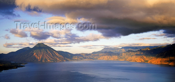 guatemala47: Guatemala - Lake Atitlan, Solola department: horizon - the volcanos Atitlan, Toliman and the small Cerro de Oro - photo by W.Allgower - (c) Travel-Images.com - Stock Photography agency - Image Bank