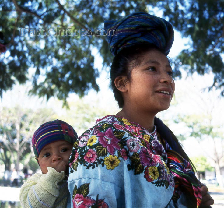 guatemala5: Guatemala - Antiqua Guatemala  (Sacatepequez province): town square vendor and her baby (photographer: Mona Sturges) - (c) Travel-Images.com - Stock Photography agency - Image Bank