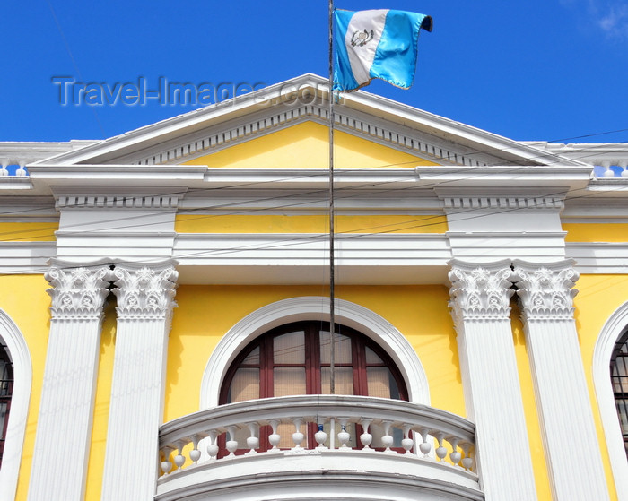 guatemala57: Ciudad de Guatemala / Guatemala city: neo-classical architecture - balcony of Todo Pago - 9a calle - photo by M.Torres - (c) Travel-Images.com - Stock Photography agency - Image Bank