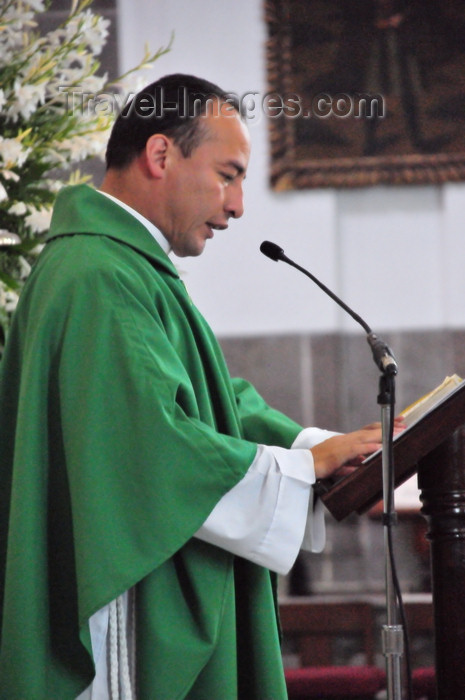 guatemala64: Ciudad de Guatemala / Guatemala city: priest celebrates Holy Mass at the Metropolitan Cathedral - Eucharistic Liturgy - Catedral Metropolitana - photo by M.Torres - (c) Travel-Images.com - Stock Photography agency - Image Bank