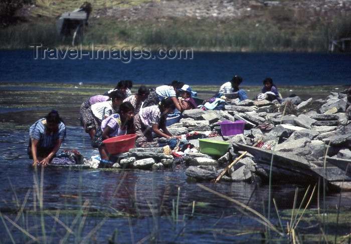 guatemala7: Guatemala - Lake Atitlan (Solola province): women doing laundry at the shore of the lake / lago Atitlan (photographer: Mona Sturges) - (c) Travel-Images.com - Stock Photography agency - Image Bank