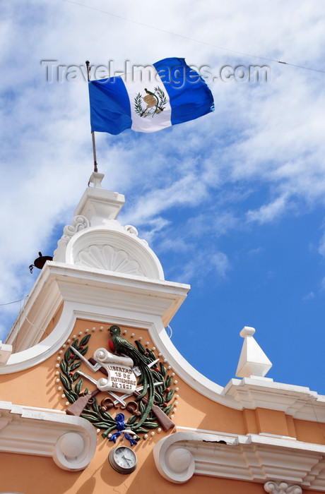 guatemala73: Ciudad de Guatemala / Guatemala city: former Central post office - Guatemalan flag and coat of arms - Oficina nacional de correos - photo by M.Torres - (c) Travel-Images.com - Stock Photography agency - Image Bank