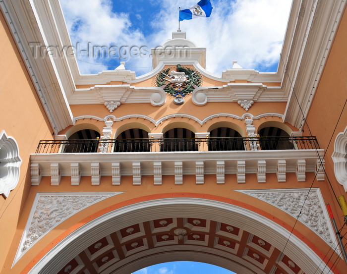 guatemala76: Ciudad de Guatemala / Guatemala city: former Central post office - elegant arch over 13a Calle, inspired in the Arco de Santa Catalina in Antigua Guatemala - antiguo edificio de Correos - Centro Cultural Metropolitano - photo by M.Torres - (c) Travel-Images.com - Stock Photography agency - Image Bank