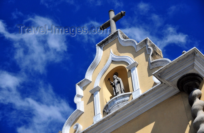 guatemala92: Ciudad de Guatemala / Guatemala city: Santa Clara church - designed by José Sagone e Ibáñez - niche and spiral columns - 6 Av. and 13 Calle - Calle de Santa Clara, zona 1 - photo by M.Torres - (c) Travel-Images.com - Stock Photography agency - Image Bank