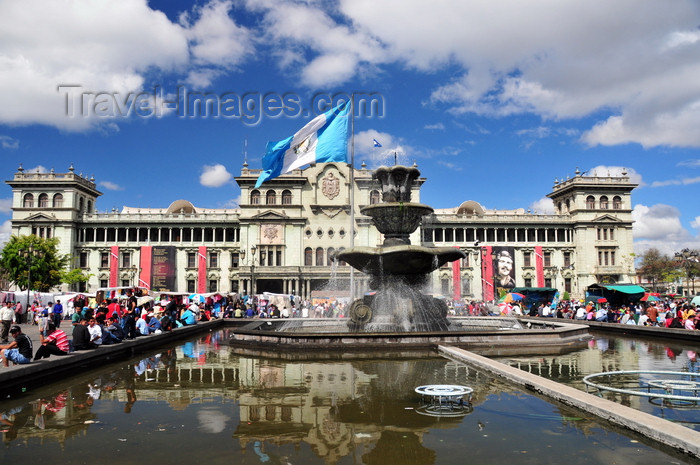 guatemala94: Ciudad de Guatemala / Guatemala city: National Palace of Culture, fountain and flag on the Central Park, the heart of La Nueva Guatemala de la Asunción - Plaza de la Constitución - photo by M.Torres - (c) Travel-Images.com - Stock Photography agency - Image Bank