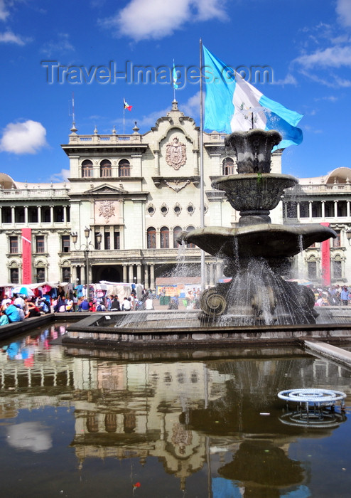 guatemala95: Ciudad de Guatemala / Guatemala city: fountain on Parque Central and the National Palace of Culture - corazón del casco histórico - Palacio Nacional de la Cultura - photo by M.Torres - (c) Travel-Images.com - Stock Photography agency - Image Bank