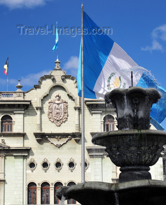 guatemala96: Ciudad de Guatemala / Guatemala city: fountain and flag on Parque Central, in front of the National Palace of Culture - photo by M.Torres - (c) Travel-Images.com - Stock Photography agency - Image Bank