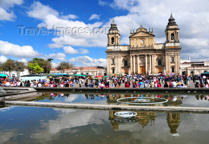 guatemala97: Ciudad de Guatemala / Guatemala city: Metropolitan Cathedral and fountain of Parque Central - Catedral Primada Metropolitana de Santiago - Plaza Mayor - photo by M.Torres - (c) Travel-Images.com - Stock Photography agency - Image Bank