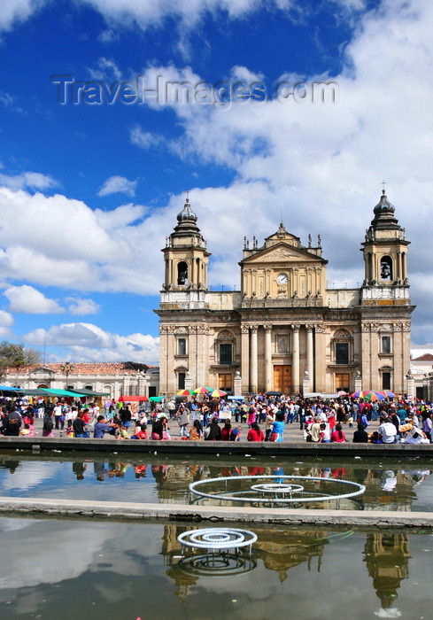 guatemala98: Ciudad de Guatemala / Guatemala city: Metropolitan Cathedral, fountain of Parque Central and the weekend crowds - Catedral metropolitana - Plaza Mayor - photo by M.Torres - (c) Travel-Images.com - Stock Photography agency - Image Bank