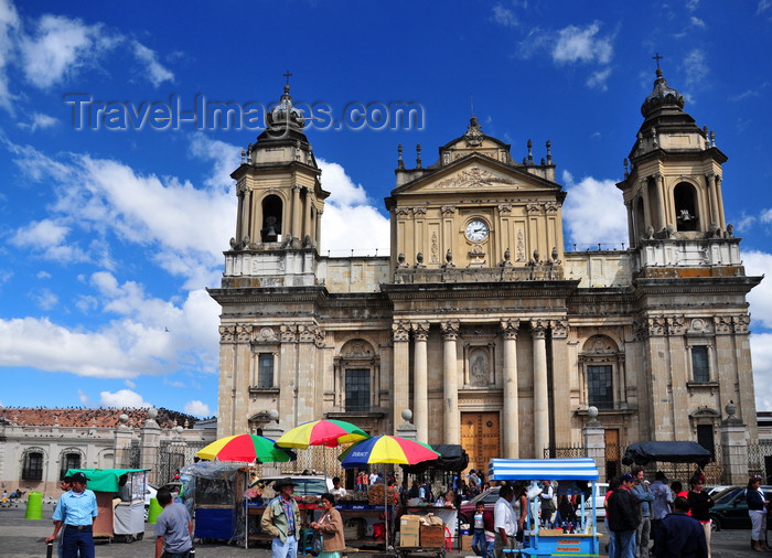 guatemala99: Ciudad de Guatemala / Guatemala city: street vendors in front of the Metropolitan Cathedral - Parque Central - Catedral metropolitana - Plaza Mayor - photo by M.Torres - (c) Travel-Images.com - Stock Photography agency - Image Bank