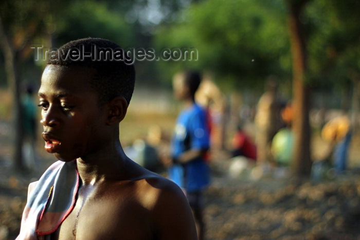 guinea-bissau100: Bissau, Guinea Bissau / Guiné Bissau: Bandim quarter, Carnival Masks, child after a football match / Bairro ‘Bandim’, mÁscaras de carnaval, preparação, criança depois de um jogo de futebol - photo by R.V.Lopes - (c) Travel-Images.com - Stock Photography agency - Image Bank