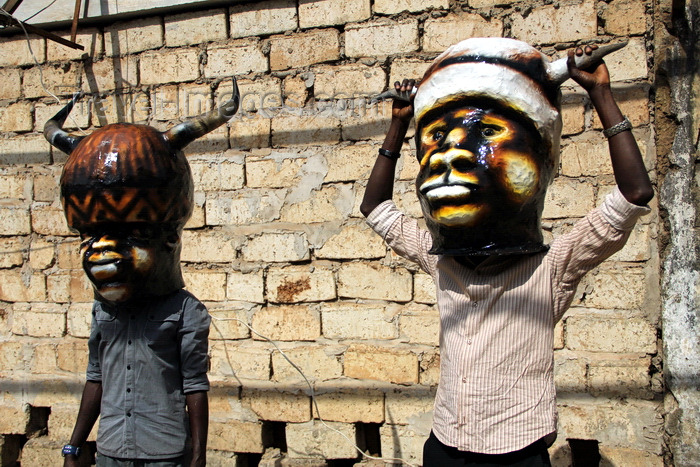 guinea-bissau103: Bissau, Guinea Bissau / Guiné Bissau: Chão de Papel Varela quarter, Carnival masks, men with masks / Bairro ‘Chão de Papel Varela’, máscaras de Carnaval, preparação, homens com máscaras - photo by R.V.Lopes - (c) Travel-Images.com - Stock Photography agency - Image Bank