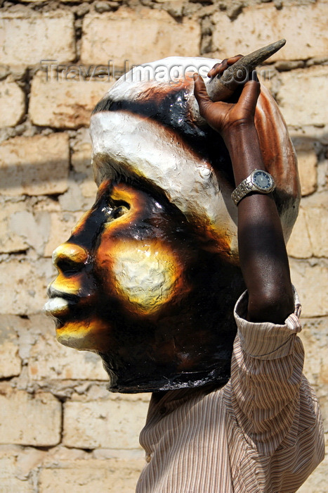 guinea-bissau104: Bissau, Guinea Bissau / Guiné Bissau: Chão de Papel Varela quarter, Carnival masks, man with mask / Bairro ‘Chão de Papel Varela’, máscaras de Carnaval, preparação, homem com máscara - photo by R.V.Lopes - (c) Travel-Images.com - Stock Photography agency - Image Bank