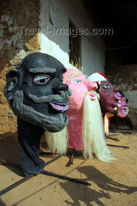 guinea-bissau106: Bissau, Guinea Bissau / Guiné Bissau: Bandim quarter, Carnival masks, masks, ‘tabanca’ / Bairro ‘Bandim’, máscaras de Carnaval, preparação, máscaras, tabanca - photo by R.V.Lopes - (c) Travel-Images.com - Stock Photography agency - Image Bank