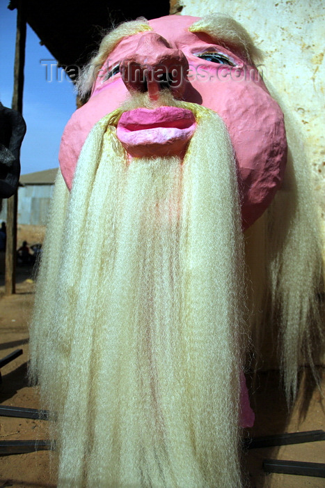 guinea-bissau107: Bissau, Guinea Bissau / Guiné Bissau: Bandim quarter, Carnival masks, mask, ‘tabanca’ / Bairro ‘Bandim’, mascaras de carnaval, preparação, máscara, tabanca - photo by R.V.Lopes - (c) Travel-Images.com - Stock Photography agency - Image Bank
