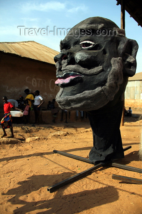 guinea-bissau108: Bissau, Guinea Bissau / Guiné Bissau: Bandim quarter, Carnival masks, mask, ‘tabanca’, children running, everyday life/ Bairro ‘Bandim’, máscaras de Carnaval, preparação, máscara, tabanca, crianças e homens a conversar, vida quotidiana - photo by R.V.Lopes - (c) Travel-Images.com - Stock Photography agency - Image Bank