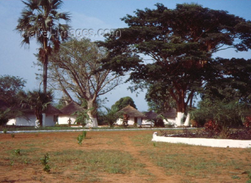 guinea-bissau11: Guinea Bissau / Guiné Bissau - Bula: huts at the Anura Club (foto de / photo by Dolores CM) - (c) Travel-Images.com - Stock Photography agency - Image Bank