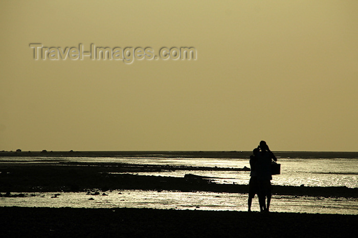 guinea-bissau110: Bubaque Island, Bijagós Archipelago - UNESCO biosphere reserve, Bubaque sector, Bolama region, Guinea Bissau / Guiné Bissau: Couple on the beach, sunset/ Casal na praia, pôr-do-sol - photo by R.V.Lopes - (c) Travel-Images.com - Stock Photography agency - Image Bank