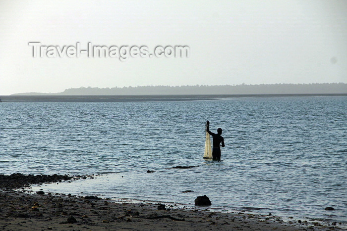 guinea-bissau111: Bubaque Island, Bijagós Archipelago - UNESCO biosphere reserve, Bubaque sector, Bolama region, Guinea Bissau / Guiné Bissau: Fisherman with nets, sunset/ pescador com rede, pôr-do-sol - photo by R.V.Lopes - (c) Travel-Images.com - Stock Photography agency - Image Bank