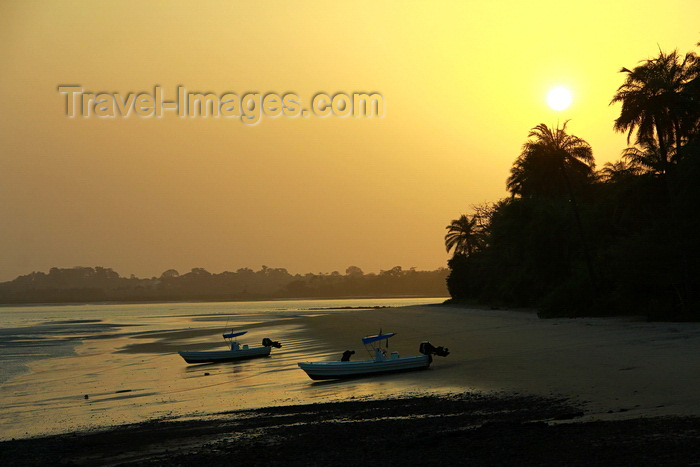 guinea-bissau112: Rubane Island, Bijagós Archipelago - UNESCO biosphere reserve, Bubaque sector, Bolama region, Guinea Bissau / Guiné Bissau: Sunset, view of beach, palm trees, boats / pôr-do-sol, paisagem da praia, palmeiras, barcos - photo by R.V.Lopes - (c) Travel-Images.com - Stock Photography agency - Image Bank