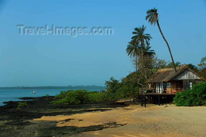 guinea-bissau115: Rubane Island, Bijagós Archipelago - UNESCO biosphere reserve, Bubaque sector, Bolama region, Guinea Bissau / Guiné Bissau: beach view, bungalow at Hotel Punta Anchaca, palms, rocks / Paisagem da praia, palmeiras, barcos, rochas, bungalow Hotel Punta Anchaca - photo by R.V.Lopes - (c) Travel-Images.com - Stock Photography agency - Image Bank