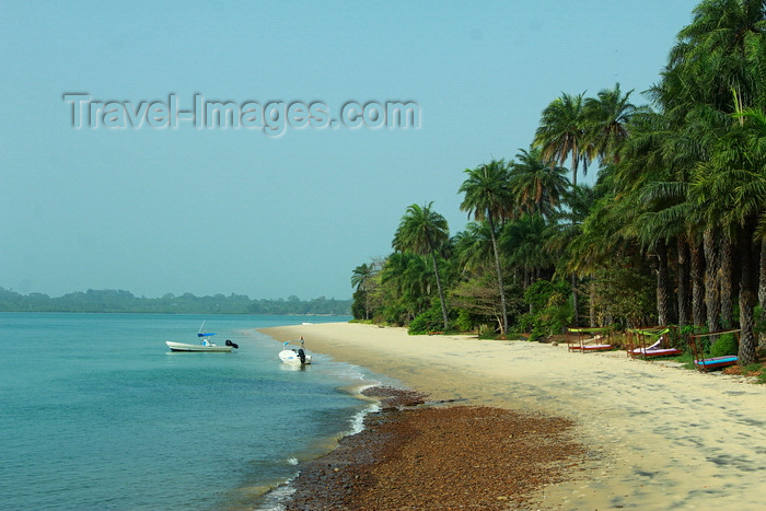 guinea-bissau118: Rubane Island, Bijagós Archipelago - UNESCO biosphere reserve, Bubaque sector, Bolama region, Guinea Bissau / Guiné Bissau: View of beach, palms, boats/ paisagem da praia, palmeiras, barcos - photo by R.V.Lopes - (c) Travel-Images.com - Stock Photography agency - Image Bank