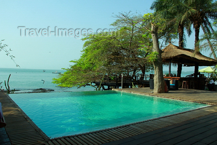 guinea-bissau119: Rubane Island, Bijagós Archipelago - UNESCO biosphere reserve, Bubaque sector, Bolama region, Guinea Bissau / Guiné Bissau: Hotel Punta Anchaca - infinity edge pool and the bar / Hotel Punta Anchaca, piscina, bar - photo by R.V.Lopes - (c) Travel-Images.com - Stock Photography agency - Image Bank