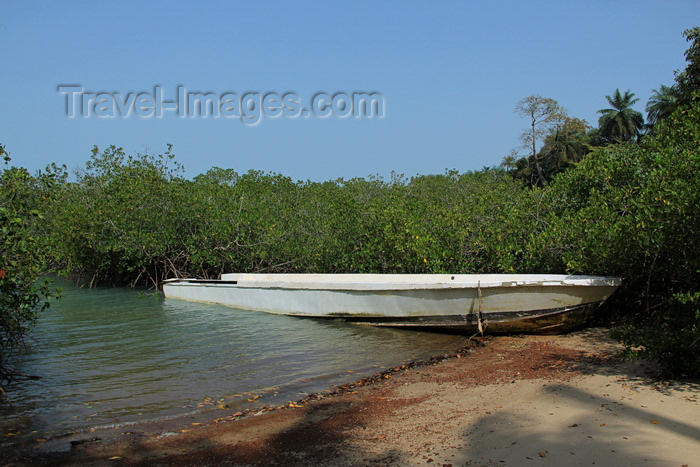 guinea-bissau124: Rubane Island, Bijagós Archipelago - UNESCO biosphere reserve, Bubaque sector, Bolama region, Guinea Bissau / Guiné Bissau: beach cove, abandoned boat - mangrove forest biome - saline shrubland / enseada na praia, barco abandonado num mangal - photo by R.V.Lopes - (c) Travel-Images.com - Stock Photography agency - Image Bank