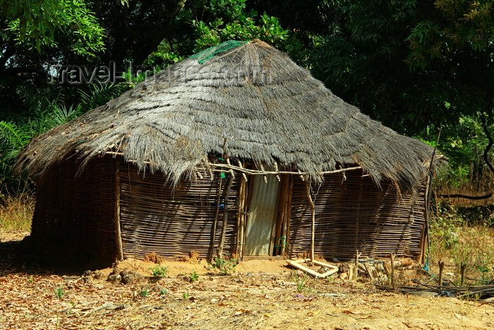 guinea-bissau127: Rubane Island, Bijagós Archipelago - UNESCO biosphere reserve, Bubaque sector, Bolama region, Guinea Bissau / Guiné Bissau: abandoned native village, wooden house with thatched roof / aldeia abandonada, casa de madeira e palha - photo by R.V.Lopes - (c) Travel-Images.com - Stock Photography agency - Image Bank