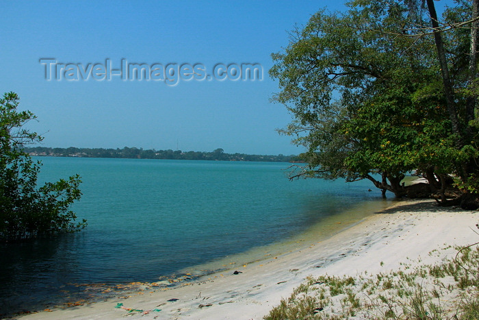 guinea-bissau130: Rubane Island, Bijagós Archipelago - UNESCO biosphere reserve, Bubaque sector, Bolama region, Guinea Bissau / Guiné Bissau: deserted beach, view to Bubaque Island / praia deserta, vista para Bubaque - photo by R.V.Lopes - (c) Travel-Images.com - Stock Photography agency - Image Bank